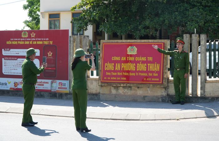 Tuổi trẻ Công an phường Đồng Thuận đổi mới hình thức tuyên truyền pháp luật trên không gian mạng - Ảnh: M.H