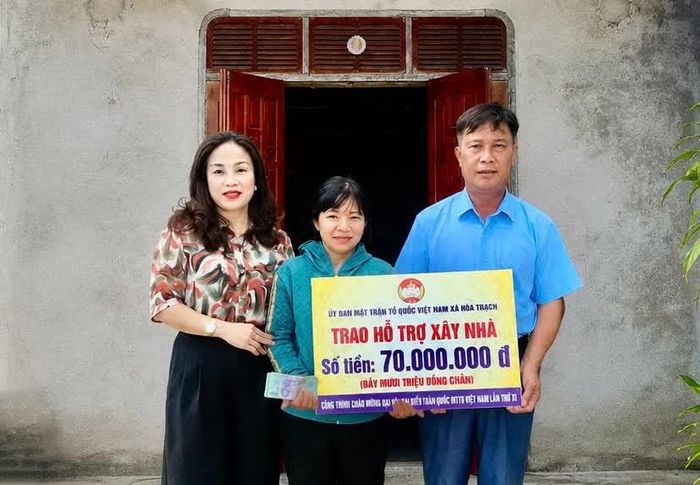 Ủy ban MTTQVN xã Hòa Trạch trao tiền hỗ trợ sửa chữa nhà ở cho gia đình chị Phạm Thị Yến - Ảnh:Đ.N
