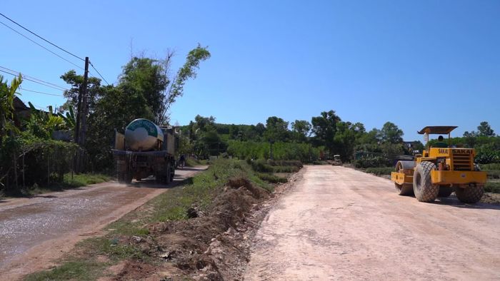 Nhờ sự đồng thuận hiến đất của 25 hộ dân, công tác giải phóng mặt bằng diễn ra thuận lợi - Ảnh: N.M.P