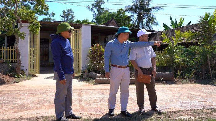 Lãnh đạo chính quyền địa phương thường xuyên có mặt tại hiện trường để đôn đốc, tháo gỡ khó khăn cho đơn vị thi công - Ảnh: N.M.P