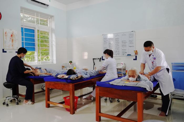 Y học cổ truyền ngày càng được người dân lựa chọn là một giải pháp chăm sóc sức khỏe hiệu quả - Ảnh: H.L
