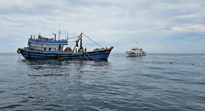 Khi tàu kiểm ngư tiếp cận, tàu cá QNg 92543TS vẫn chưa kịp thu lưới giã cào - Ảnh: L.A