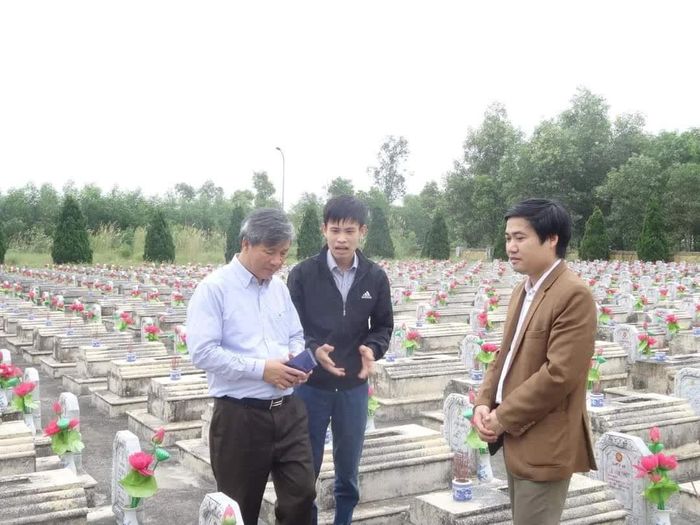 Tác giả cùng giáo sư Nguyễn Anh Trí viếng thăm những liệt sĩ hy sinh năm 1970 - Ảnh: M.T
