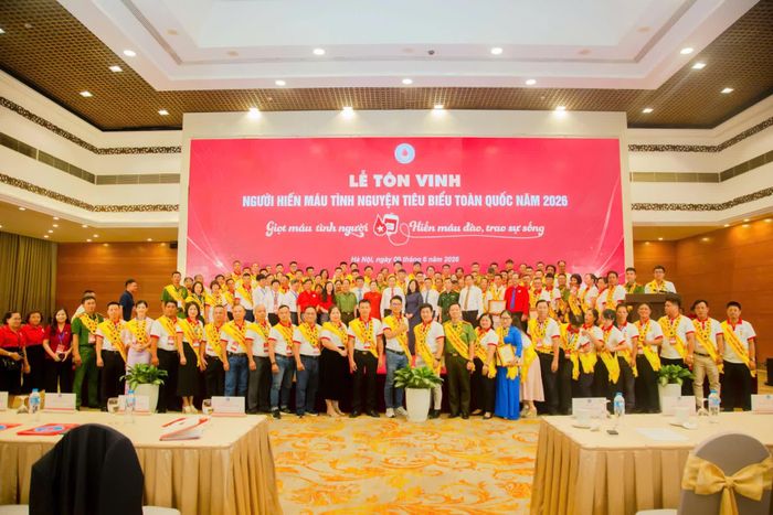 Các đại biểu chụp ảnh lưu niệm với các cá nhân được vinh danh - Ảnh: NVCC