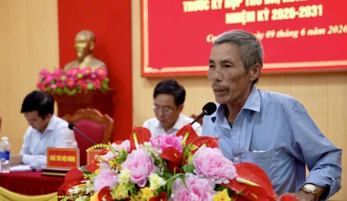 Cử tri xã Cam Hồng phát biểu ý kiến tại hội nghị - Ảnh: H.N