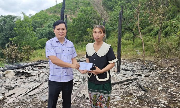 Lãnh đạo UBND xã Đakrông trao hỗ trợ, động viên bước đầu cho gia đình chị Hồ Thị Sinh - Ảnh: K.S