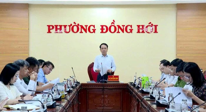 Đồng chí Phan Mạnh Hùng, Bí thư Đảng ủy, Trưởng ban Chỉ đạo sắp xếp tổ dân phố trên địa bàn phường Đồng Hới kết luận tại phiên họp - Ảnh: P.V
