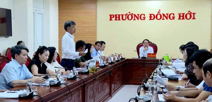 Đại biểu thảo luận về phương án sắp xếp tổ dân phố trên địa bàn - Ảnh: P.V