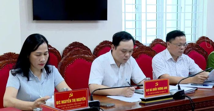 Các đại biểu nghiên cứu, thảo luận về phương án sắp xếp tổ dân phố trên địa bàn - Ảnh: P.V