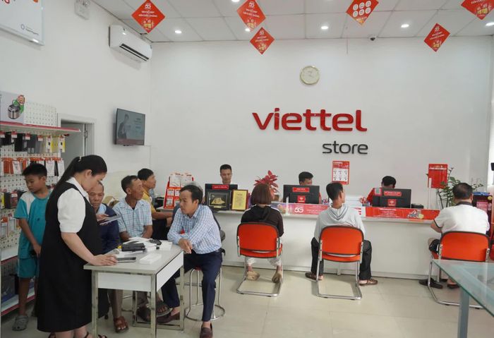 Rất đông người dân đến các cửa hàng để xác thực thông tin thuê bao trước thời hạn 15/6/2026 - Ảnh: H.L