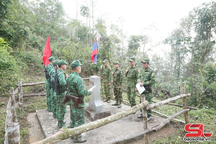 Tuần tra song phương giữa Đồn Biên phòng Chiềng Tương và Đại đội Biên phòng 214 nước CHDCND Lào.