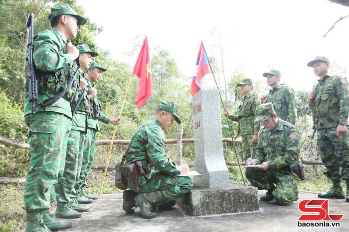 Cán bộ Đồn Biên phòng Chiềng Tương và Đại đội Biên phòng 214 ký biên bản tuần tra song phương.