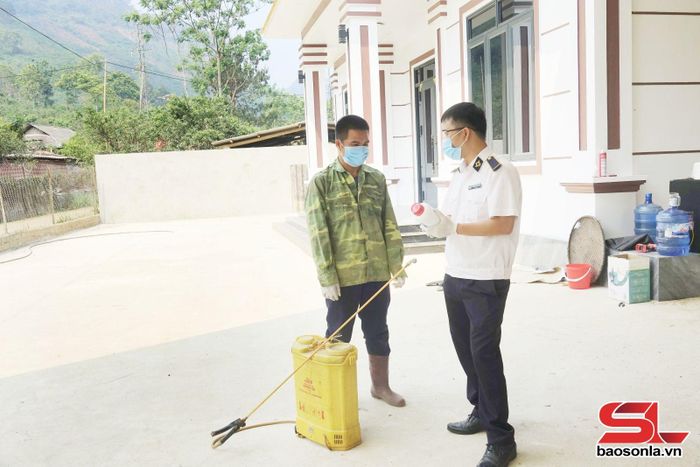 Cán bộ Chi cục Chăn nuôi, Thú y và Thủy sản tỉnh hướng dẫn hộ chăn nuôi phường Chiềng An sử dụng hóa chất tiêu độc, khử trùng môi trường chăn nuôi.