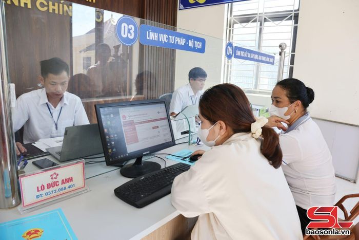 Giải quyết thủ tục hành chính cho nhân dân tại Trung tâm Phục vụ hành chính công xã Mường Chanh.