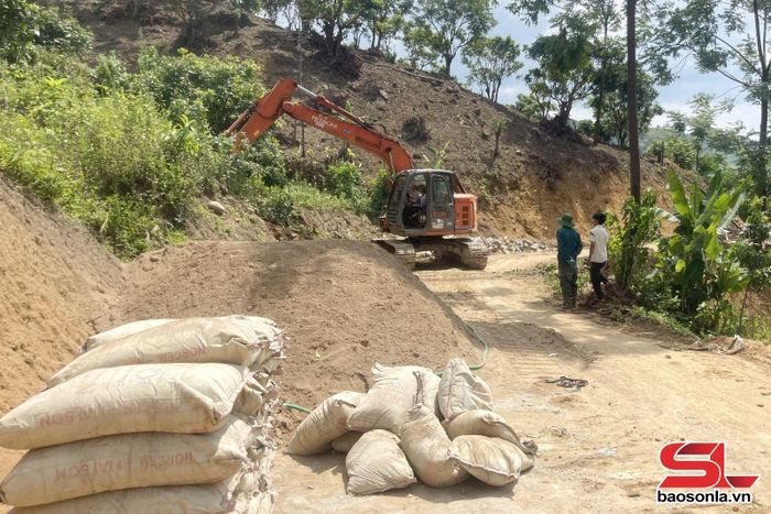 Thực hiện san gạt mặt bằng và tập kết vật liệu thi công dự án đường liên bản Hin Pẻn – Huổi Phẩng.