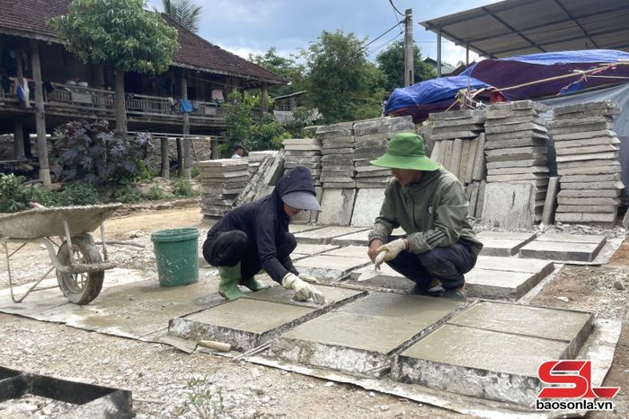 Công nhân thực hiện công đoạn đúc tấm bê tông, đáp ứng yêu cầu kỹ thuật và tiến độ của dự án đường liên bản Hin Pẻn – Huổi Phẩng.