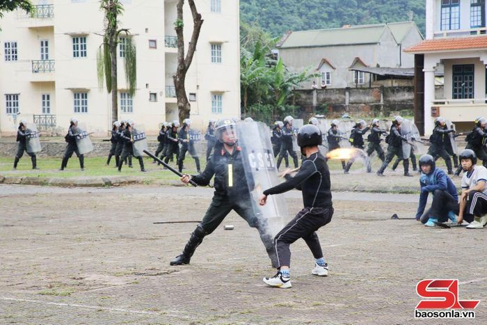 Biểu diễn bài quyền dùi cui lá chắn.