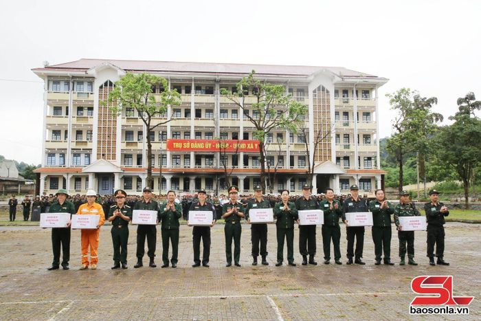 Các đồng chí lãnh đạo tặng quà, động viên các lực lượng tham gia diễn tập.