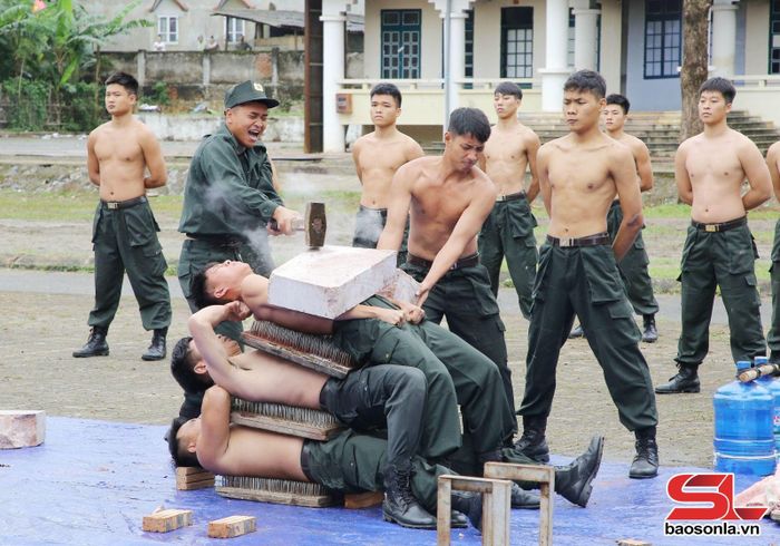 Biểu diễn khí công và công phá.
