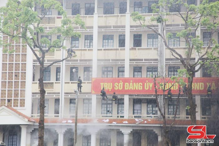 Các lực lượng diễn tập phương án giải cứu con tin.
