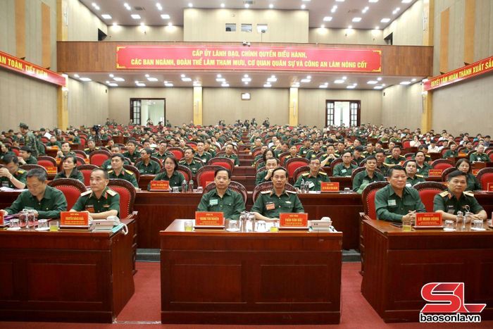 Các đại biểu dự khai mạc diễn tập Khu vực phòng thủ tỉnh Sơn La năm 2026.
