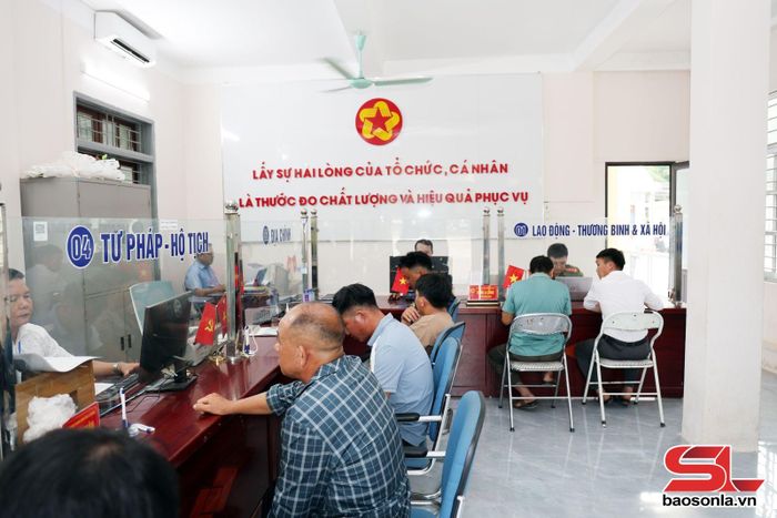 Giải quyết thủ tục hành chính cho nhân dân tại Trung tâm Phục vụ hành chính công xã Tạ Khoa.