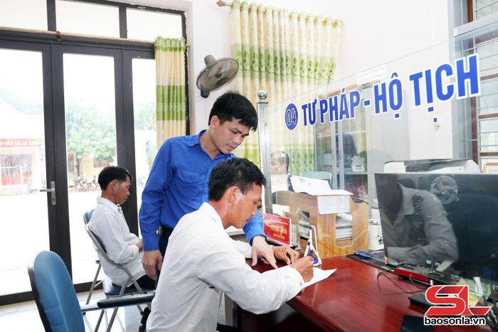 ĐVTN xã Tạ Khoa hỗ trợ nhân dân nộp hồ sơ trực tuyến.