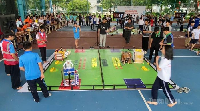 Đội thi Robocon Trường THCS Lê Quý Đôn thi đấu tại vòng chung kết.