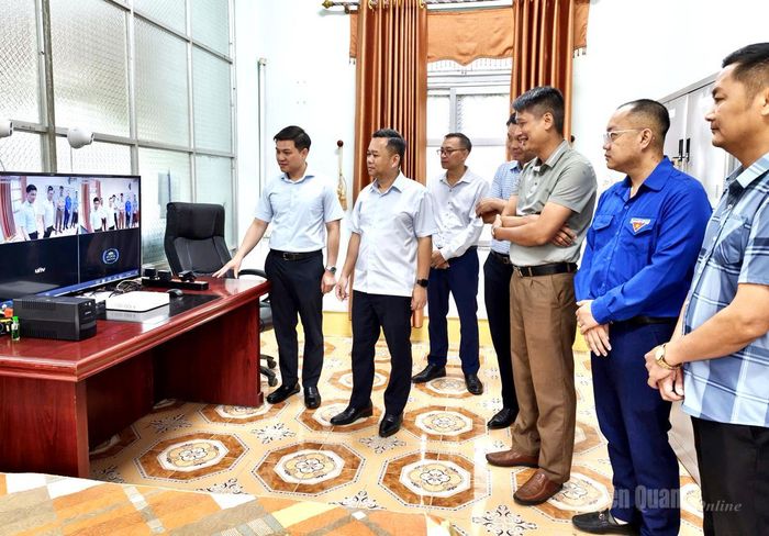 Phó Chủ tịch UBND tỉnh Đỗ Hùng Đức kiểm tra hệ thống camera an ninh tại điểm thi Trường THPT Quản Bạ.