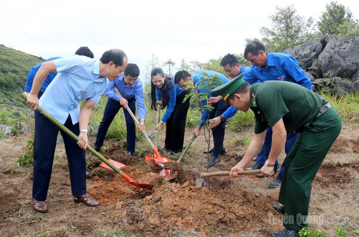 Các đại biểu tham gia trồng cây xanh tại thôn Vàng Chá Phìn.