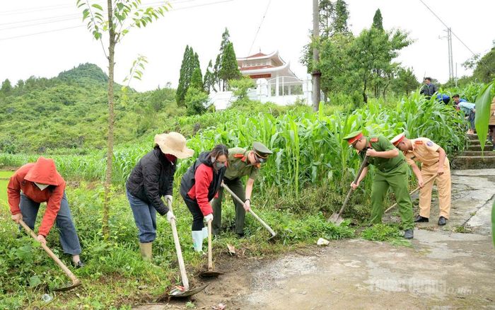 Đoàn viên, thanh niên và lực lượng vũ trang tham gia vệ sinh môi trường.