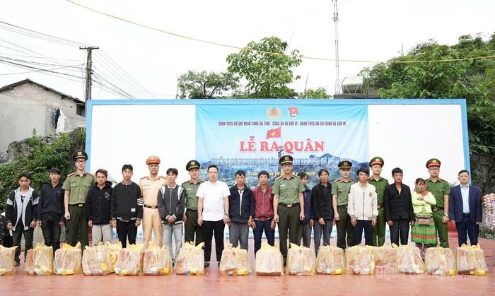 Ban Tổ chức tặng các suất quà cho các hộ, học sinh có hoàn cảnh khó khăn.