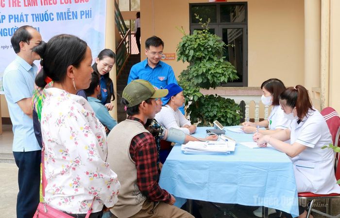 Khám bệnh, cấp phát thuốc miễn phí cho người dân.