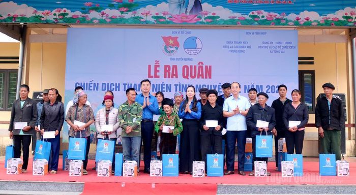 Các đồng chí: Nguyễn Nhất Linh, Dương Minh Nguyệt và đại biểu trao quà cho các gia đình chính sách, gia đình có công với cách mạng.