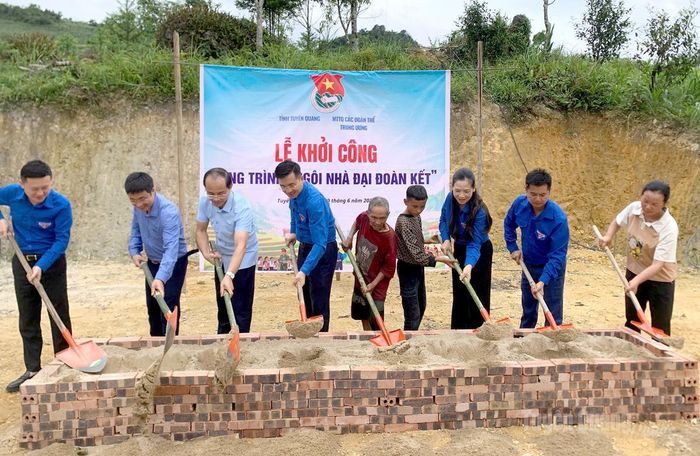 Các đại biểu khởi công xây dựng nhà ở cho hộ nghèo tại thôn Sải Giàng Phìn.