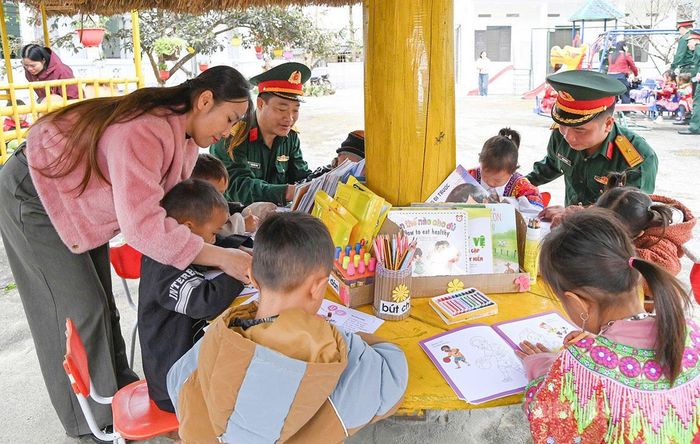 Bộ đội Đoàn 313 cùng giáo viên và học sinh “vui mà học” tại Điểm trường Hoàng Lao Chải.