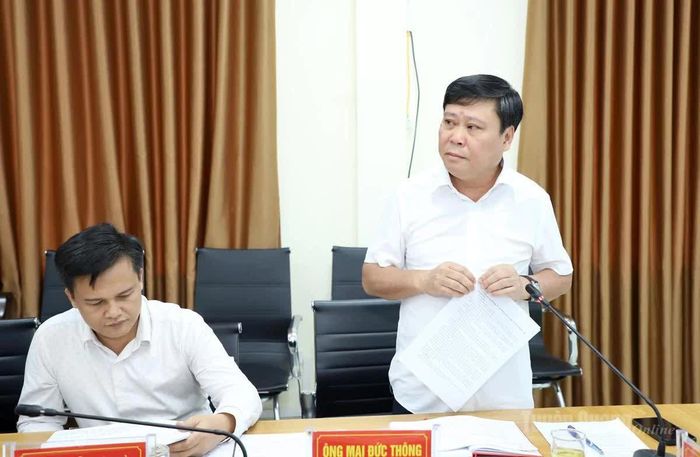 Giám đốc Báo và phát thanh, truyền hình tỉnh, Chủ tịch Hội Nhà báo tỉnh Mai Đức Thông báo cáo kết quả chấm, chọn các tác phẩm của Hội đồng Chung khảo.