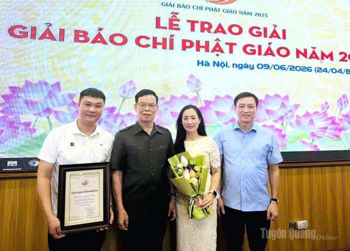Đồng chí Triệu Tài Vinh, Phó Trưởng Ban Tuyên giáo và Dân vận Trung ương cùng nhóm tác giả Báo và phát thanh, truyền hình Tuyên Quang.
