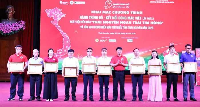 Đồng chí Nông Quang Nhất, Phó Chủ tịch UBND tỉnh, Trưởng Ban Chỉ đạo hiến máu tình nguyện tỉnh trao Bằng khen của UBND tỉnh cho 8 tập thể và 3 gia đình có thành tích xuất sắc trong phong trào hiến máu tình nguyện.