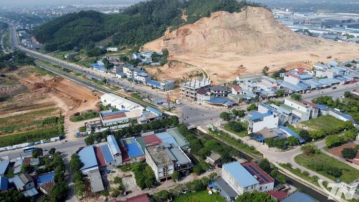 Ngay sát ngã tư cầu Kênh có mỏ khai thác đất, rất nhiều xe tải trọng lớn qua lại mỏ đất này, tiềm ẩn nguy cơ cao mất an toàn giao thông.