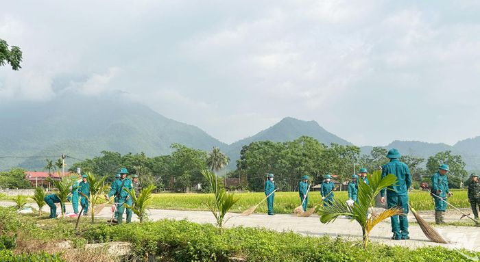 Dân quân xã Đại Từ tham gia vệ sinh đường làng, ngõ xóm.
