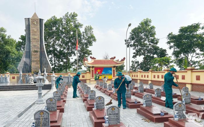 Chiến sĩ Dân quân chăm sóc nghĩa trang liệt sĩ tại địa phương.