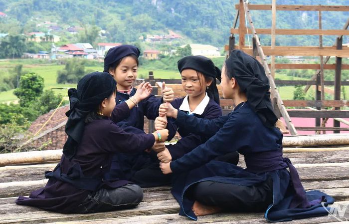 Trẻ em gái cần được quan tâm, chăm sóc, trang bị kỹ năng về quyền riêng tư và tâm sinh lý theo độ tuổi.