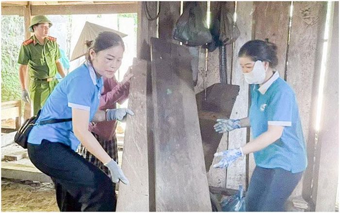 Hội viên phụ nữ tỉnh Thái Nguyên tham gia hỗ trợ tháo dỡ nhà tạm, hưởng ứng phong trào chung tay xóa nhà tạm, nhà dột nát. Ảnh: Báo Phụ nữ Việt Nam