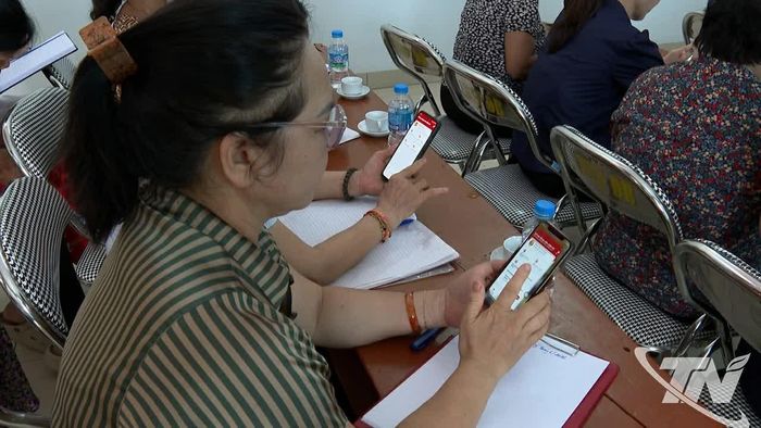 Đảng viên Chi bộ Đại Xuân, Đảng bộ phường Phổ Yên theo dõi các thông tin phổ biến trong sinh hoạt Chi bộ thông qua ứng dụng Sổ tay đảng viên điện tử.