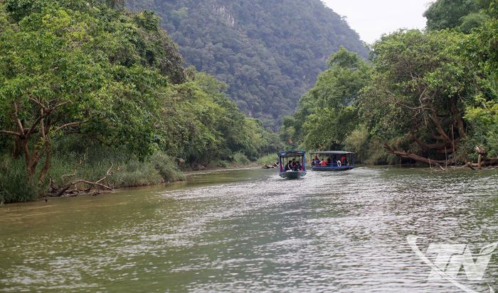 Du khách đi thuyền và ngắm cảnh trên sông Năng, vùng hồ Ba Bể.