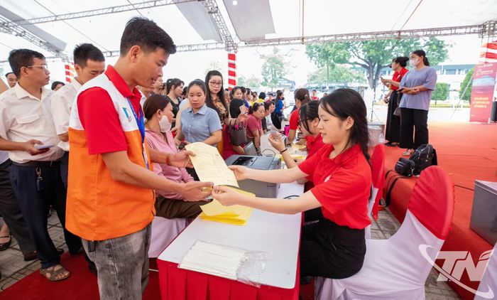 Đông đảo người dân đăng ký tham gia Ngày hội hiến máu “Thái Nguyên ngàn trái tim hồng” năm 2026.