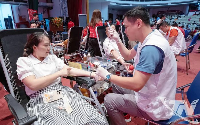Tiếp nhận máu tại Ngày hội hiến máu “Thái Nguyên ngàn trái tim hồng” năm 2026.