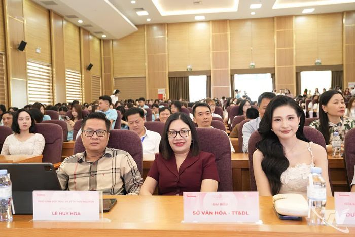 Các đại biểu tham dự chương trình.