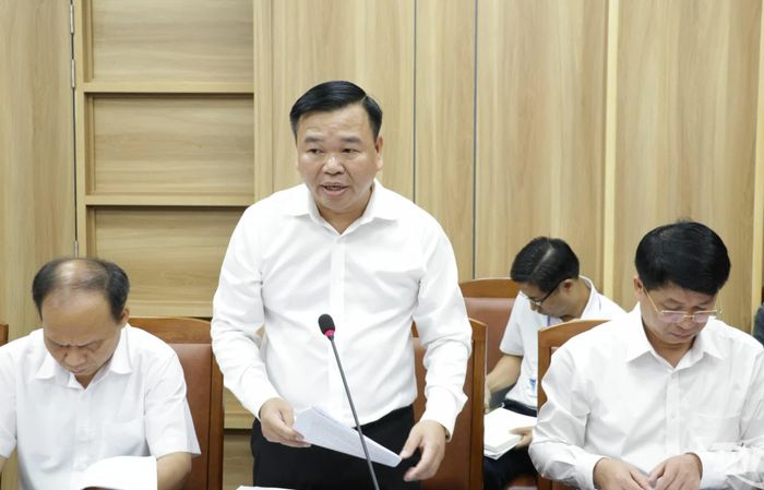 Giám đốc Sở Dân tộc và Tôn giáo Dương Hữu Bường báo cáo tại Hội nghị.